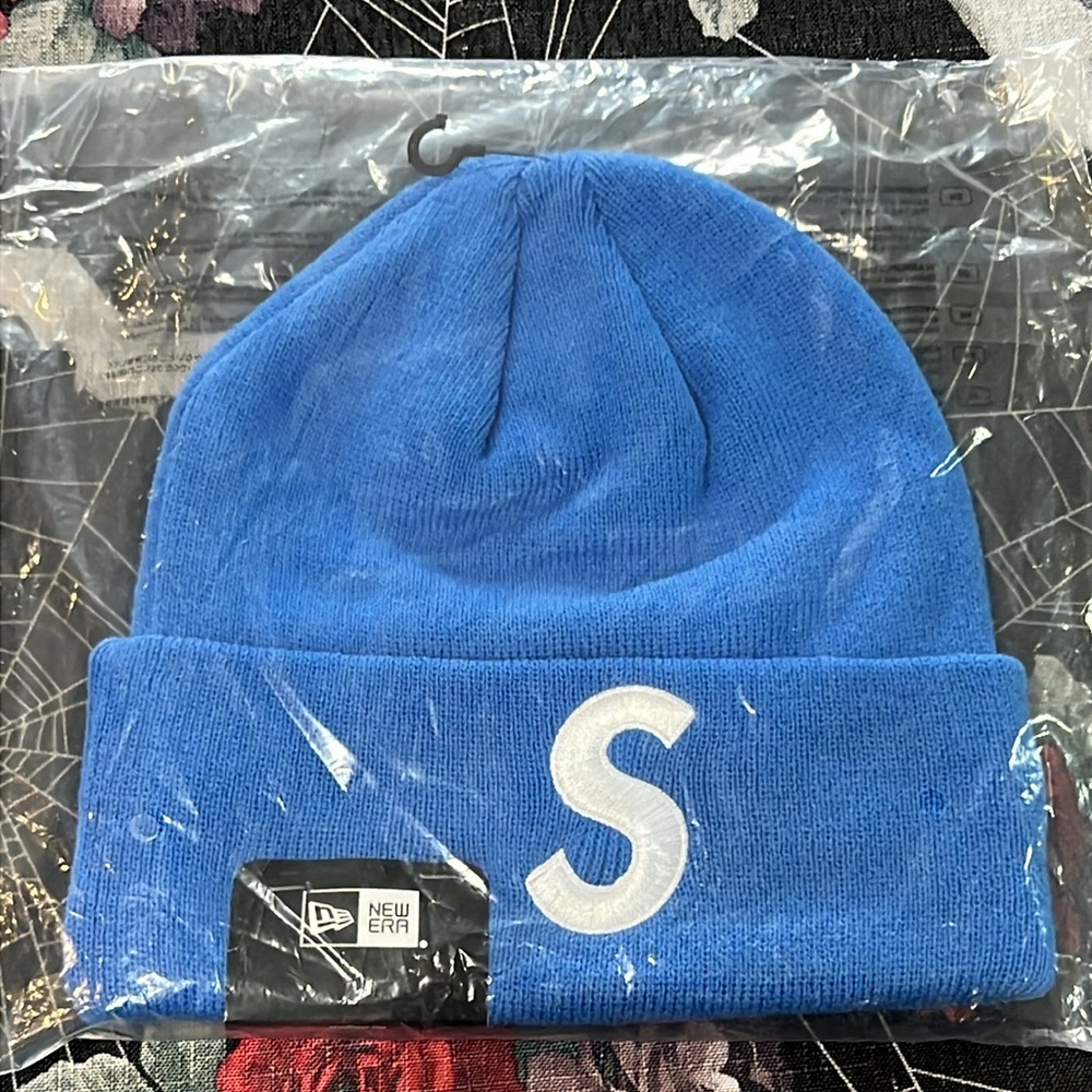 NWT FW24 SUPREME x NEW ERA “S” LOGO BOGO DARK ROYAL WHITE BEANIE KNIT HAT RARE - Picture 1 of 7